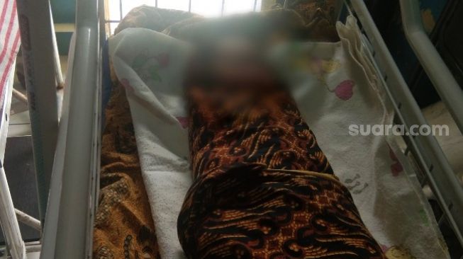 Bayi perempuan yang sempat dititip ibunya ke Nenek Isa dirawat di Puskesmas Tigaraksa, Kabupaten Tangerang, Sabtu (10/10/2020). [Suara.com/Ridsha Vimanda Nasution]
