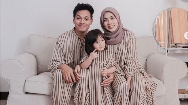 Rendy Pandugo bersama istri dan anak. [Instagram]