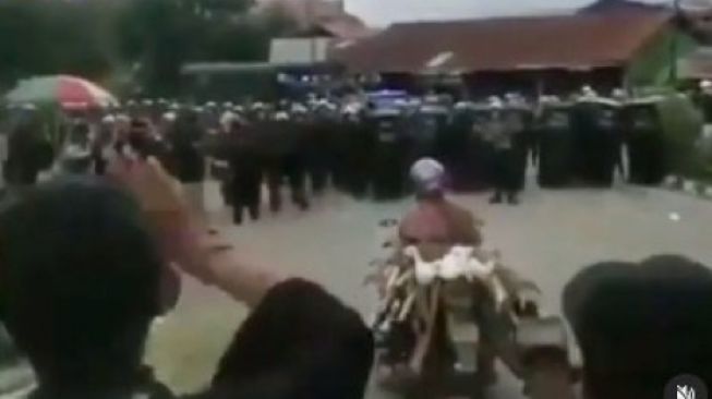 Emak-emak bawa bebek terobos barikade