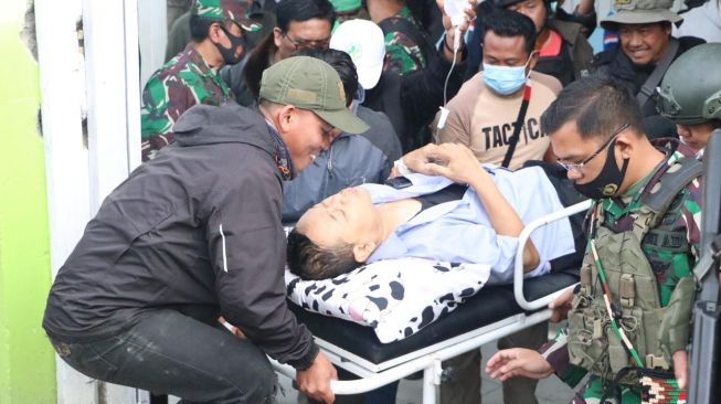Anggota Tim Gabungan Pencari Fakta (TGPF) Intan Jaya Bambang Purwoko, dievakuasi ke Jakarta, Sabtu (10/10/2020). [Dok. Tim TGPF Kemenko Polhukam]