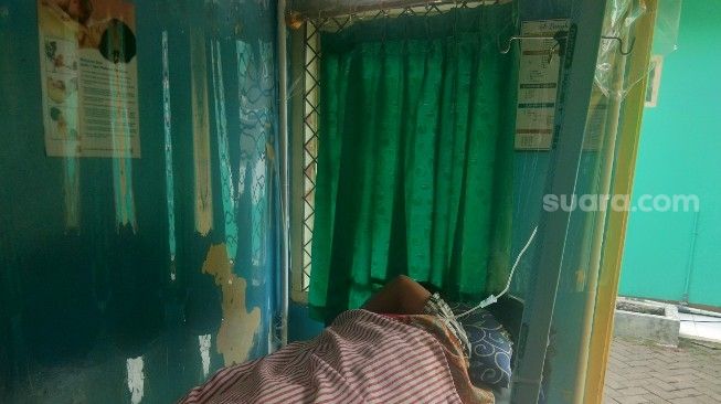 E, seorang remaja putri, bersama bayi perempuannya dirawat di Puskesmas Tigaraksa, Kabupaten Tangerang, Sabtu (10/10/2020). [Suara.com/Ridsha Vimanda Nasution]