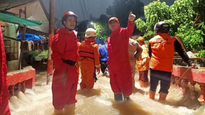 Petugas Damkar Jakarta Selatan melakukan upaya evakuasi warga terdampak banjir dan longsor di Jalan Damai, RT 04/RW 02 Kelurahan Cinganjur, Jakarta Selatan, Sabtu (10/10/2020). [Dok. Damkar Jakarta Selatan]