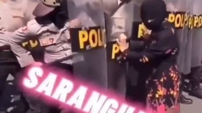 Emak-emak ambil sendal jepit