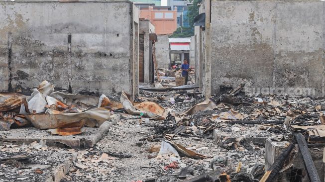 Kondisi pasar yang habis dilalap api di Pasar Cempaka Putih, Jakarta Pusat, Sabtu (10/10). [Suara.com/Alfian Winanto]