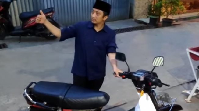 Ustaz Yusuf Mansur restorasi motor jadulnya (Facebook)