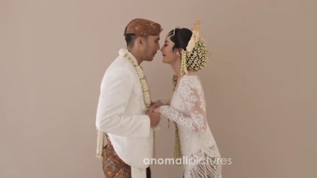 Newly wed, Ovi Dian dan Helmi Rahma [Instagram TV: Ovi Dian/anomali pictures].