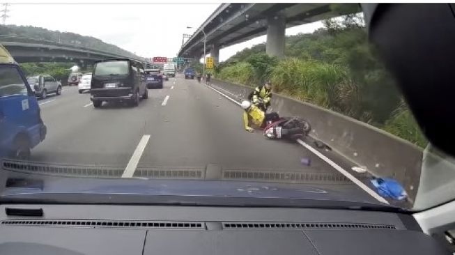 Pemotor terjatuh dan menyebabkan tabrakan beruntun di jalan tol (Facebook)