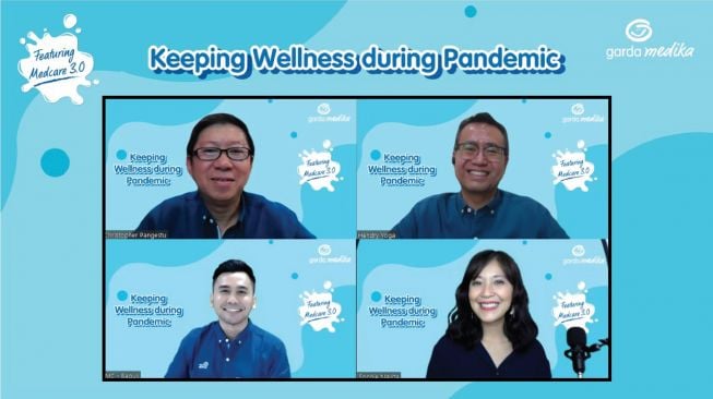 Chief Marketing Officer - Commercial & Health Business, Christopher Pangestu (kiri atas), bersama Chief Operating Officer Asuransi Astra, Hendry Yoga (kanan atas) saat foto bersama dengan MC dan Sophie Navita (Kanan bawah) dalam  webinar Keeping Wellness during Pandemic dan Peluncuran mobile apps Medcare 3.0 [Dok Asuransi Astra].