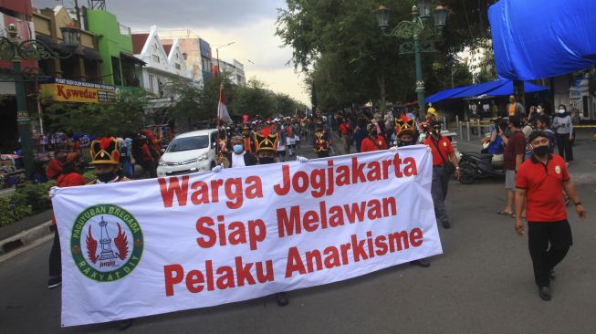 Sejumlah anggota Paguyuban Bergada Rakyat Daerah Istimewa Yogyakarta melakukan kirab saat Apel Siaga Jaga Yogyakarta Damai di kawasan Malioboro, D.I Yogyakarta, Minggu (11/10/2020). [ANTARA FOTO/Andreas Fitri Atmoko]