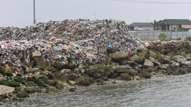 Tempat Pembuangan Akhir (TPA) Sampah di Desa Campurejo, Kecamatan Panceng, Kabupaten Gresik / Foto : SuaraJatim.id : Amin Alamsyah