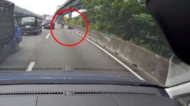 Pemotor jatuh di jalan tol dan nyaris tergilas mobil dan truk (Facebook)