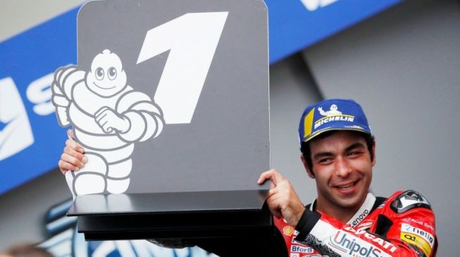 Pebalap tim Ducati Danilo Petrucci melakukan selebrasi setelah menjuarai Grand Prix Prancis di Le Mans, Prancis. (11/10/2020). [Reuters/Stephane Mahe]