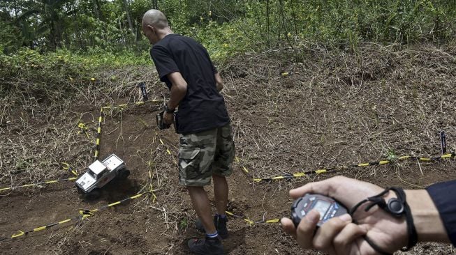 Peserta memainkan mobil offroad remote control saat mengikuti Kejuaraan RC Adventure Jabar Seri III di Bukit Alamanda, Kabupaten Garut, Jawa Barat, Minggu (11/10/2020). [ANTARA FOTO/Candra Yanuarsyah]