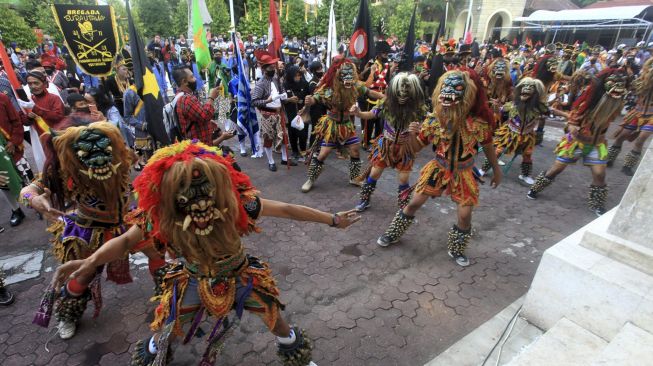 Sejumlah anggota Paguyuban Bergada Rakyat Daerah Istimewa Yogyakarta mengikuti apel saat Apel Siaga Jaga Yogyakarta Damai di halaman DPRD D.I Yogyakarta, Minggu (11/10/2020). [ANTARA FOTO/Andreas Fitri Atmoko]