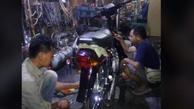 Proses restorasi motor jadul Ustaz Yusuf Mansur (Facebook)