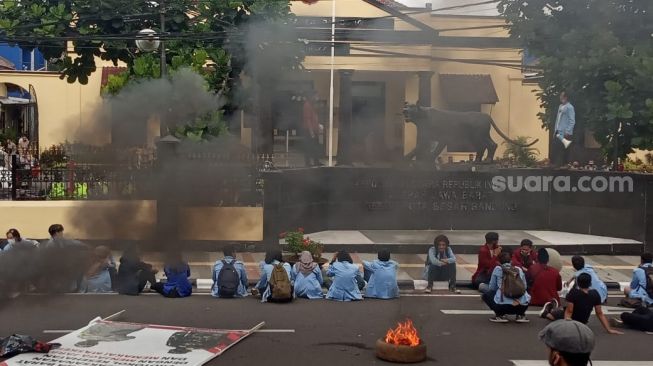 Bakar Ban, Mahasiswa Minta Polisi Bertanggungjawab atas Penyerangan Unisba