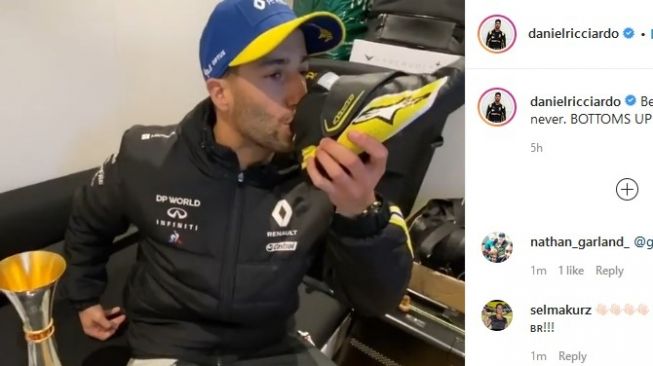 Gaya selebrasi Daniel Ricciardo yang lain daripada yang lain: shoey. Menenggak sampanye dari sepatu balap yang habis dipakai [Instagram: Daniel Ricciardo].