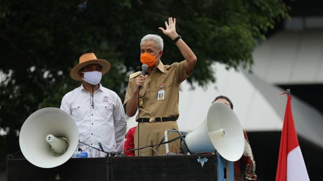 Di Tengah Demo, Ganjar Ajak Buruh Nyanyi Dangdut