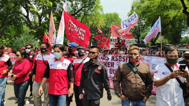 Massa buruh dari KSBSI saat menggelar aksi tolak Omnibus Law di Jakarta. (Suara.com/Bagaskara)