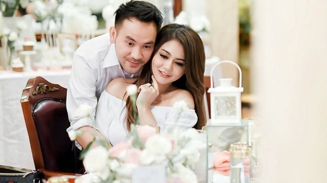 Jenita Janet dan kekasih barunya, Danu Sofwan. [Instagram]