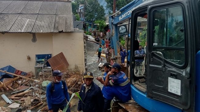 Lokasi banjir dan longsor di Ciganjur, Jakarta Selatan, Senin (12/10/2020). (Suara.com/Arga)