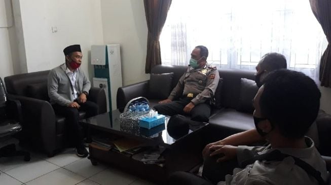 Kasat Binmas Polresta Bogor Kota Kompol Komarudin saat mengunjungi sekolah-sekolah di Kota Bogor, Senin (12/10/2020). [Dok. Polresta Bogor Kota]