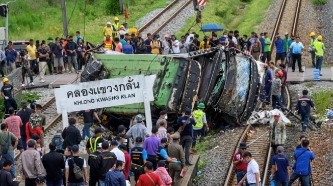 Tabrakan bus dengan kereta api di Thailand tewaskan 20 orang. (Foto: AFP/Mladen Antonov)