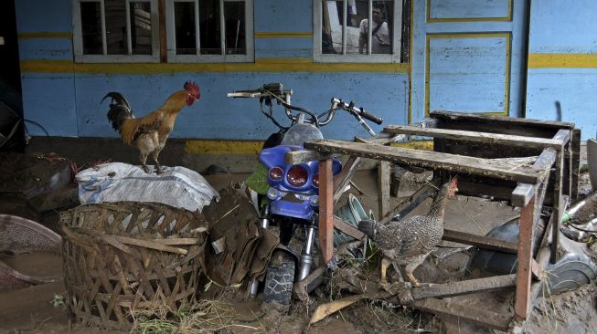 Kondisi rumah yang terdampak banjir bandang luapan Sungai Cipalebuh, Desa Mandalakasih, Pameungpeuk, Kabupaten Garut, Jawa Barat, Senin (12/10/2020). [ANTARA FOTO/Candra Yanuarsyah]