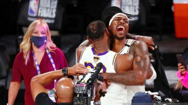 Pebasket Los Angeles Lakers LeBron James (23) dan Dwight Howard (39) merayakan kemenangan atas Miami Heat pada pertandingan Final NBA game 6 di AdventHealth Arena, Lake Buena Vista, Florida, Senin (12/10/2020). Lakers mejadi juara NBA setelah memenangkan game keenam dengan skor 106-93. ANTARA FOTO/Reuters/USA TODAY Sports/Kim Klement/pras.