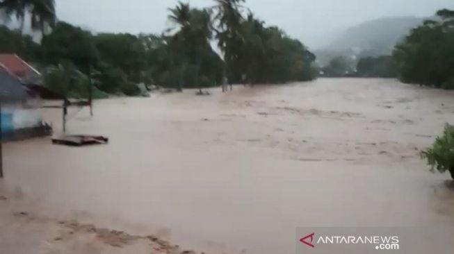 Seribuan Orang Mengungsi Akibat Banjir di Garut Selatan