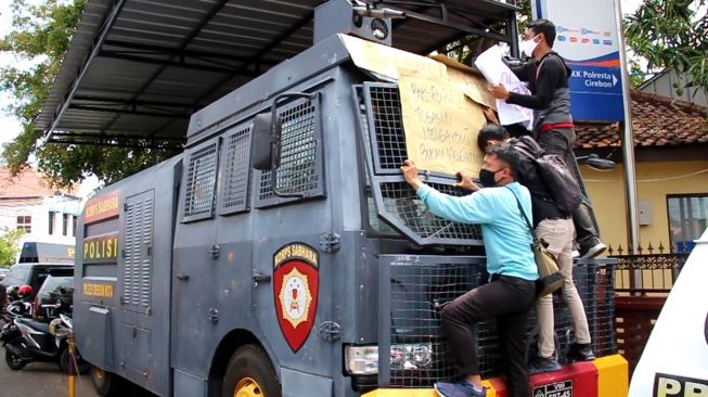 Protes Tindak Kekerasan, Jurnalis Cirebon Bentangkan Poster di Water Canon