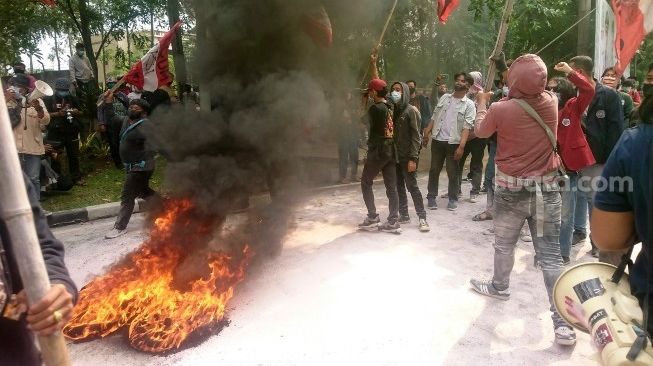 Ratusan mahasiswa gabungan mengepung Kantor Pemkot Tangerang, Senin, (12/10/2020). Kedatangan mereka untuk meminta Wali Kota Tangerang Arief Wismasnyah dan DPRD Kota Tangerang menyatakan sikap menolak Omnibus Law Cipta Kerja. [Suara.com/Irfan Maulana]