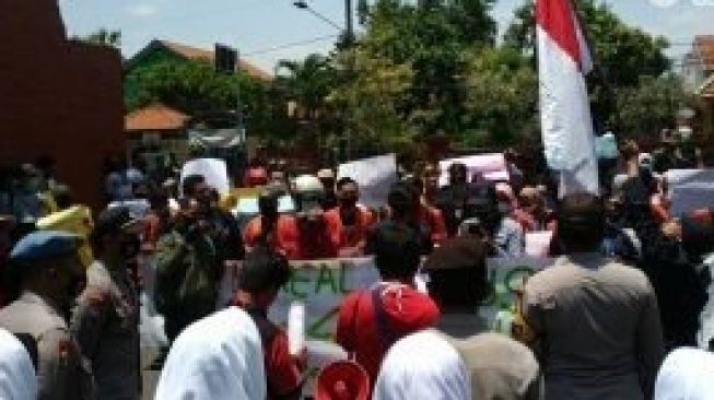 Mahasiswa Mojokerto Demo UU Cipta Kerja Lagi, Teriaki Bupati Agar Keluar..