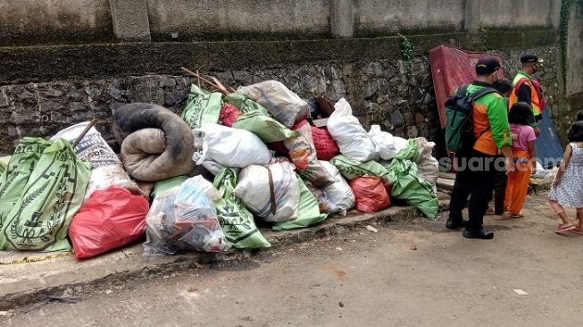 Kasur dan barang-barang lain milik warga di Ciganjur yang menjadi korban banjir dan longsor. (Suara.com/Arga)