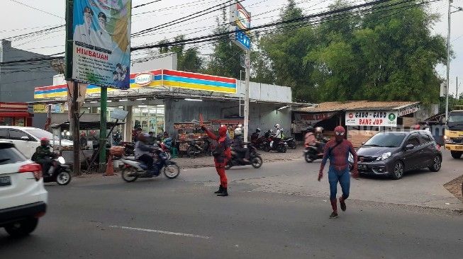 Geger, Deadpool dan Spiderman Alih Profesi Jadi Tukang Parkir di Serang