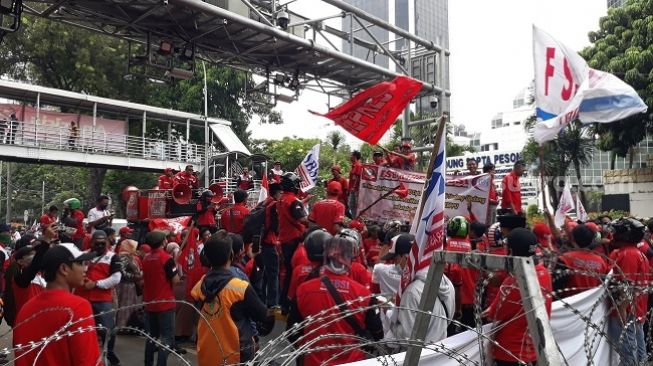 Massa buruh tolak UU Cipta Kerja mulai berdatangan di kawasan Patung Kuda, Senin (12/10/2020). (Suara.com/Bagaskara Isdiansyah)