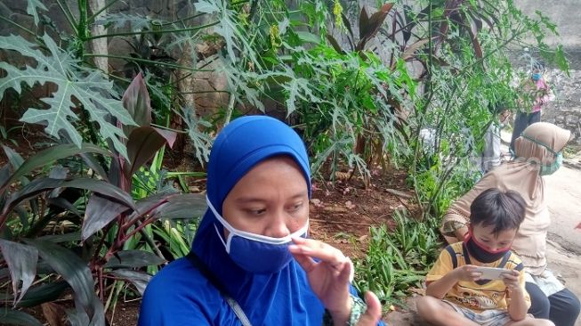  Evi Yuliana (31), salah satu korban selamat dari banjir dan longsor di warga Ciganjur, Jagakarsa. (Suara.com/Arga)