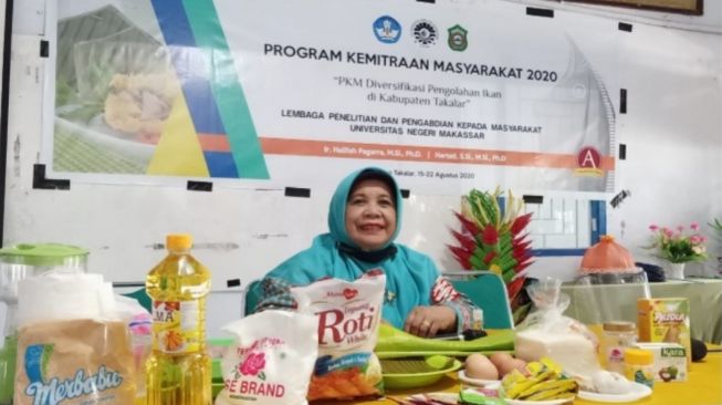 Jurusan Biologi UNM Latih Guru Membuat Nugget dan Otak-otak Ikan