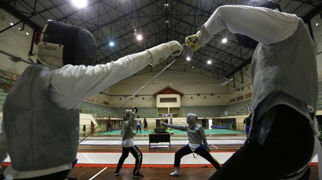 Sejumlah atlet cabang olahraga anggar mengikuti latihan rutin di gedung Komite Olahraga Nasional Indonesia (KONI), Banda Aceh, Aceh, Senin (12/10/2020). [ANTARA FOTO/Irwansyah Putra]