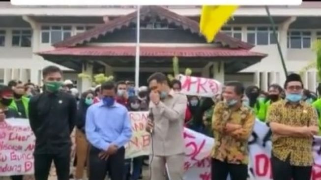 Ketua DPRD di Kalimantan Gagap Pancasila, Netizen: Belajar Sama Tante Lala