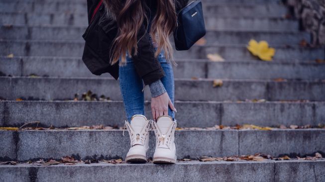 Ilustrasi perempuan memakai sepatu. (Pixabay/freestocks-photos)