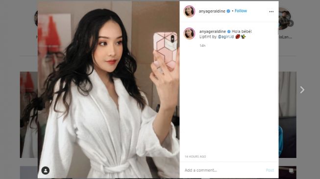 Anya Geraldine foto pakai jubah mandi. (Instagram/@anyageraldine)