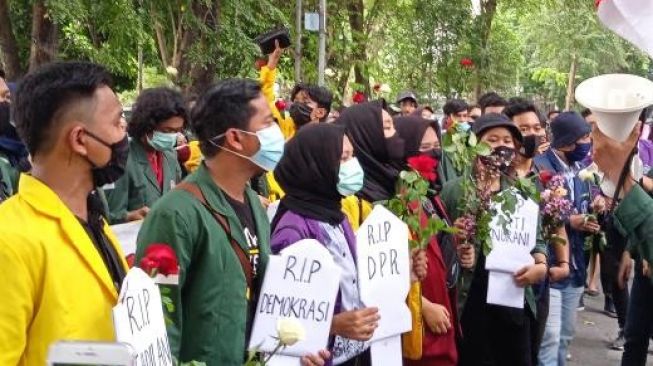 Ziarahi Kantor DPRD Aliansi Mahasiswa Tabur  Bunga 