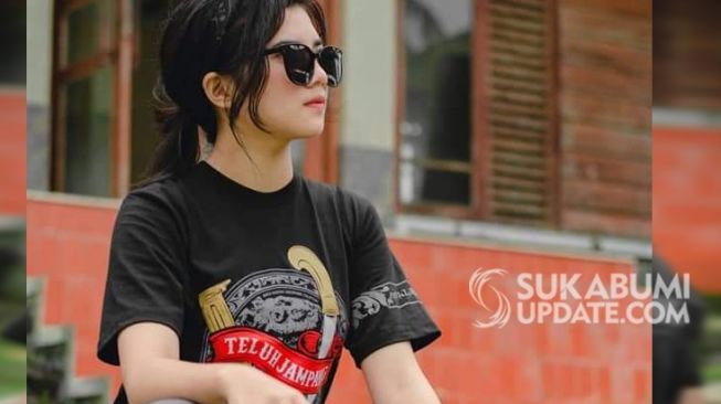 Salah satu t-shirt koleksi Teluh Jampang. [sukabumiupdate.com]