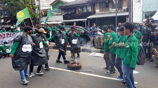 Demo UU Cipta Kerja, Mahasiswa UMJ Gelar Teatrikal dan Salat Gaib di Jalan