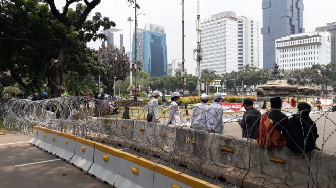 Pendemo tolak UU Cipta Kerja PA 212 dan FPI gagal ke Istana Merdeka. (Suara.com/Bagas)