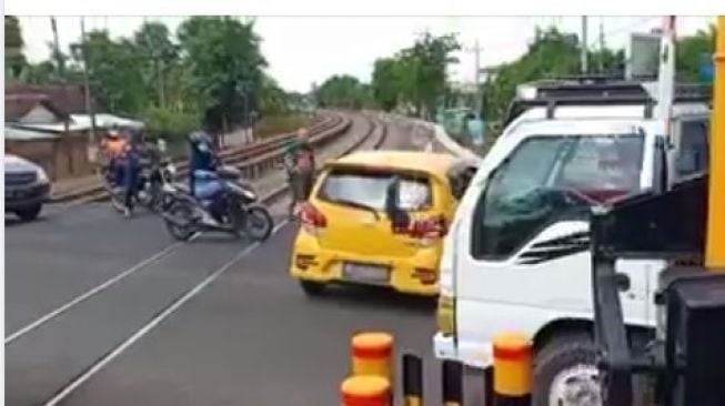 Heboh Mobil Putar Balik Bikin Pengguna Jalan Dalam Bahaya, Warganet Geram