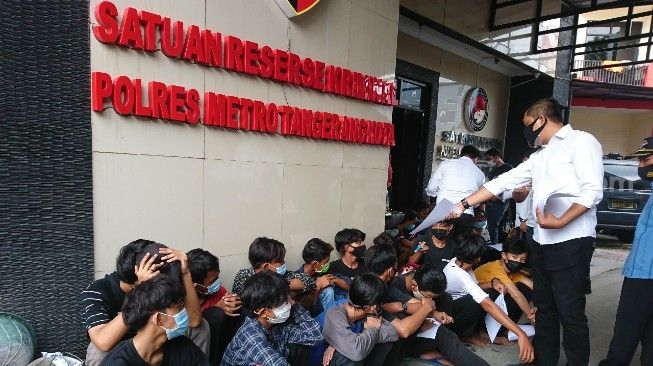 Ratusan pelajar yang hendak unjuk rasa menolak Omnibus Law Cipta Kerja diamankan Polres Metro Tangerang Kota, Selasa (13/10/2020). [Suara.com/Irfan Maulana]