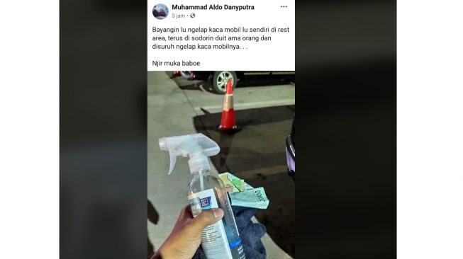 Asyik-asyik bersihkan kaca mobil, pria ini mendapat kejutan tak terduga (Facebook)