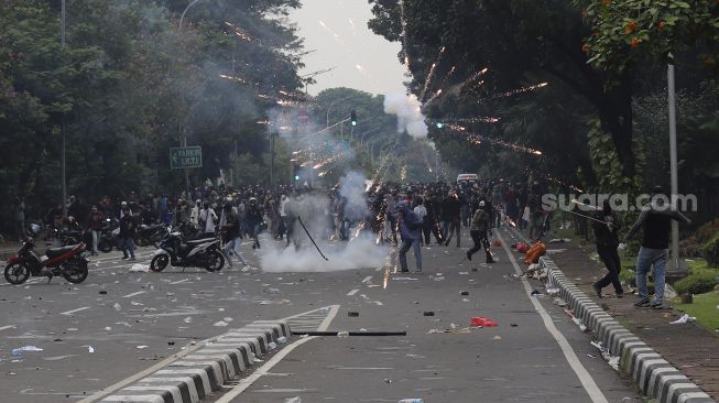 DOR...DOR...DOR! VIRAL Pendemo UU Cipta Kerja Ditembaki di Masjid Kwitang